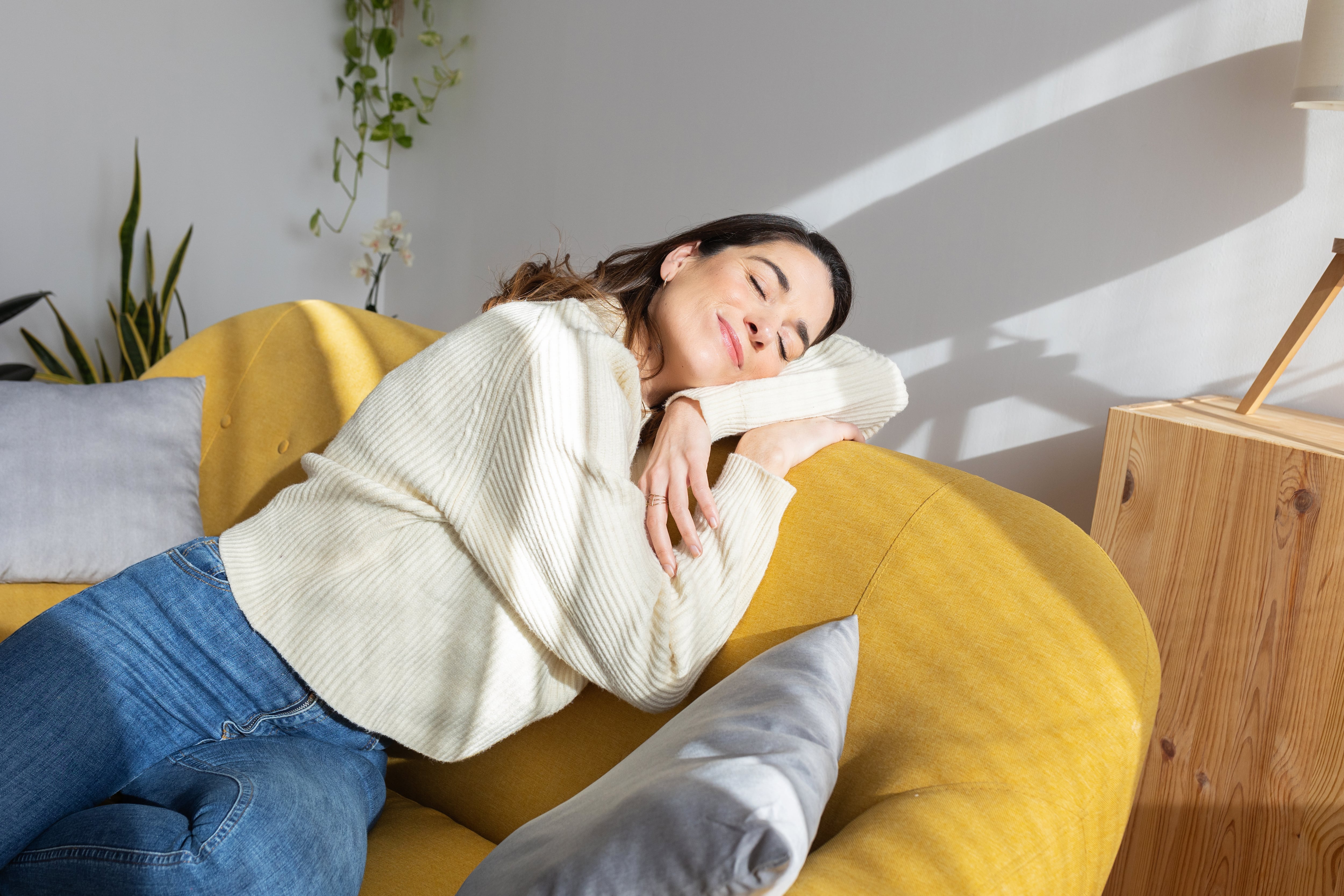 Mujer descansando en su casa (GettyImages)