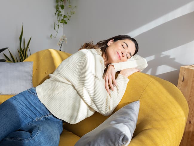 Mujer descansando en su casa (GettyImages)