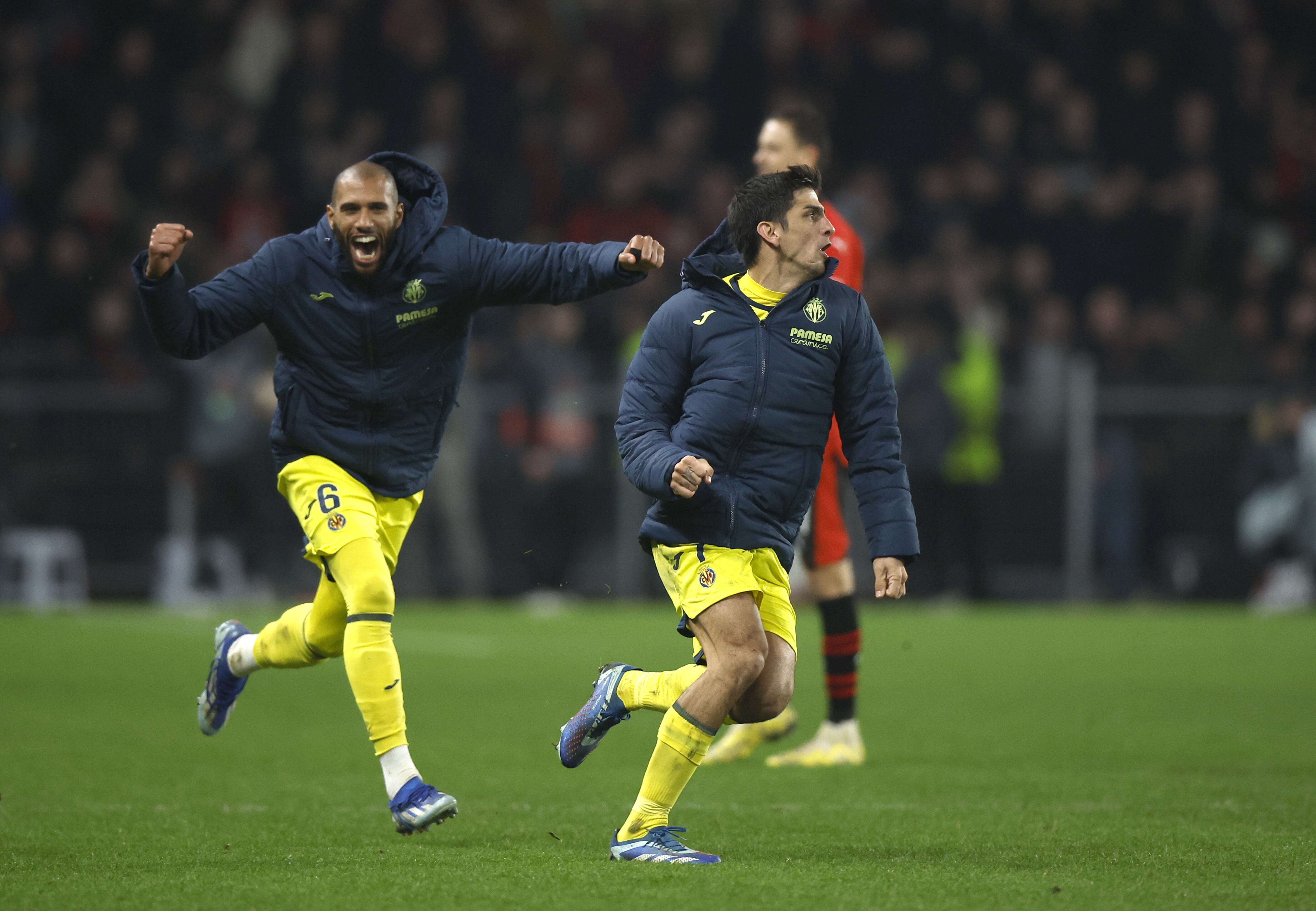 Rennes (France), 11/12/2023.- Villarreal's Ben Brereton Diaz and Villarreal's Etienne Capoue celebrate after winning against Rennes FC during the UEFA Europa League Group F soccer match between Rennes and Villarreal in Rennes, France, 14 December 2023. (Francia) EFE/EPA/YOAN VALAT
