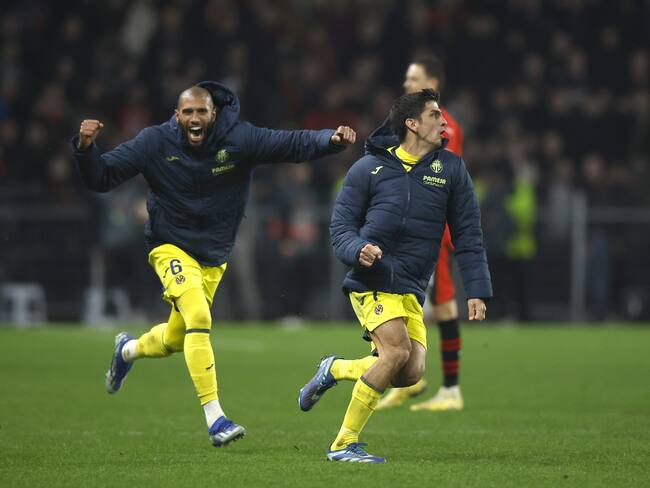 Rennes (France), 11/12/2023.- Villarreal's Ben Brereton Diaz and Villarreal's Etienne Capoue celebrate after winning against Rennes FC during the UEFA Europa League Group F soccer match between Rennes and Villarreal in Rennes, France, 14 December 2023. (Francia) EFE/EPA/YOAN VALAT
