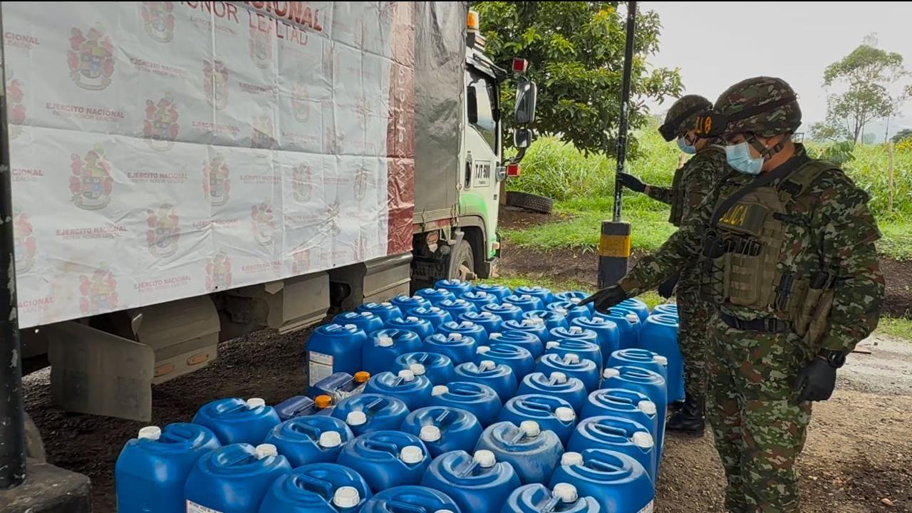 Entre los insumos incautados se encuentran 46 canecas de 250 kilogramos de ácido nítrico. Crédito: Ejército Nacional.