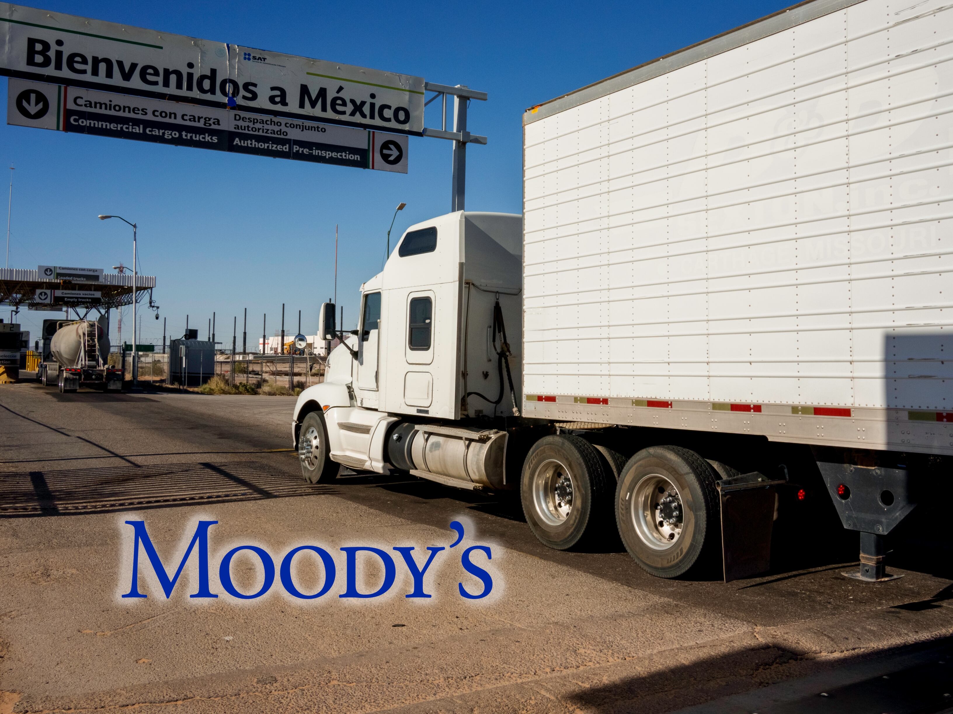 Camión ingresando a México: Imagen de referencia Getty Images. Logo de Moody´s