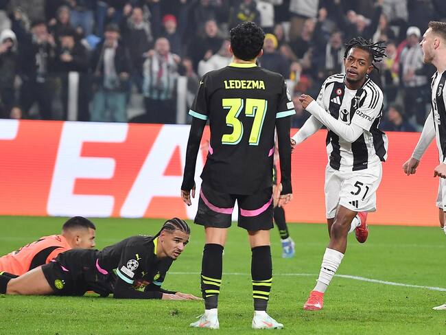 Turin (Italy), 11/02/2025.- Juventus' Samuel Mbangula (2-R) celebrates scoring the 2-1 goal during the UEFA Champions League play-offs first leg soccer match between Juventus FC and PSV Eindhoven, in Turin, Italy, 11 February 2025. (Liga de Campeones, Italia) EFE/EPA/ALESSANDRO DI MARCO