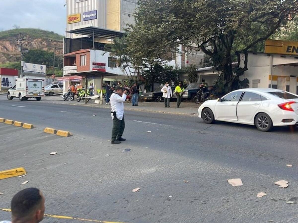 Investigan crimen de una pareja que se movilizaba en un carro en Cali