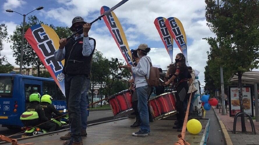 Fenalco indicó que mientras se endurecen las restricciones y se prohíbe el derecho al trabajo, se permiten y se toleran aglomeraciones que ponen en riesgo a los colombianos. Foto: Colprensa / EXTERNOS