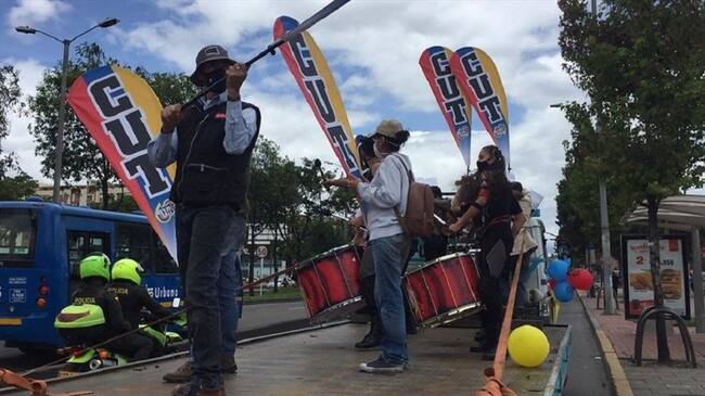 Fenalco indicó que mientras se endurecen las restricciones y se prohíbe el derecho al trabajo, se permiten y se toleran aglomeraciones que ponen en riesgo a los colombianos. Foto: Colprensa / EXTERNOS