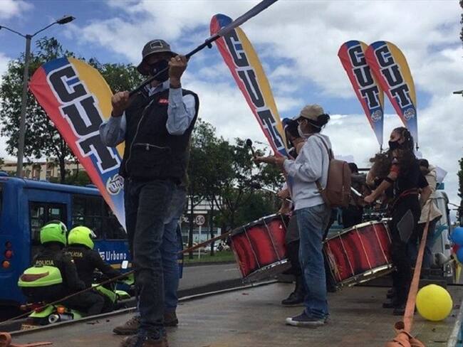 Fenalco indicó que mientras se endurecen las restricciones y se prohíbe el derecho al trabajo, se permiten y se toleran aglomeraciones que ponen en riesgo a los colombianos. Foto: Colprensa / EXTERNOS