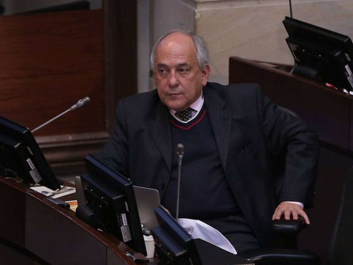 Llamado a juicio es una infamia contra Uribe; la Corte lo secuestró: José Obdulio Gaviria
