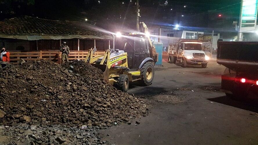 De la zona fueron removidas más de 18 toneladas de escombros, piedras, tierra, barandas, señales de tránsito entre otros elementos. Foto: Ejército Nacional