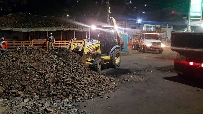 De la zona fueron removidas más de 18 toneladas de escombros, piedras, tierra, barandas, señales de tránsito entre otros elementos. Foto: Ejército Nacional