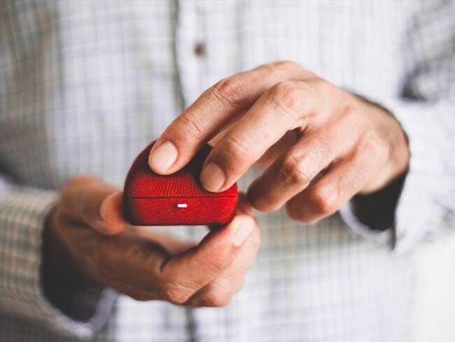Foto de referencia de una persona pidiendo matrimonio. Foto: Getty Images/Basak Gurbuz Derman