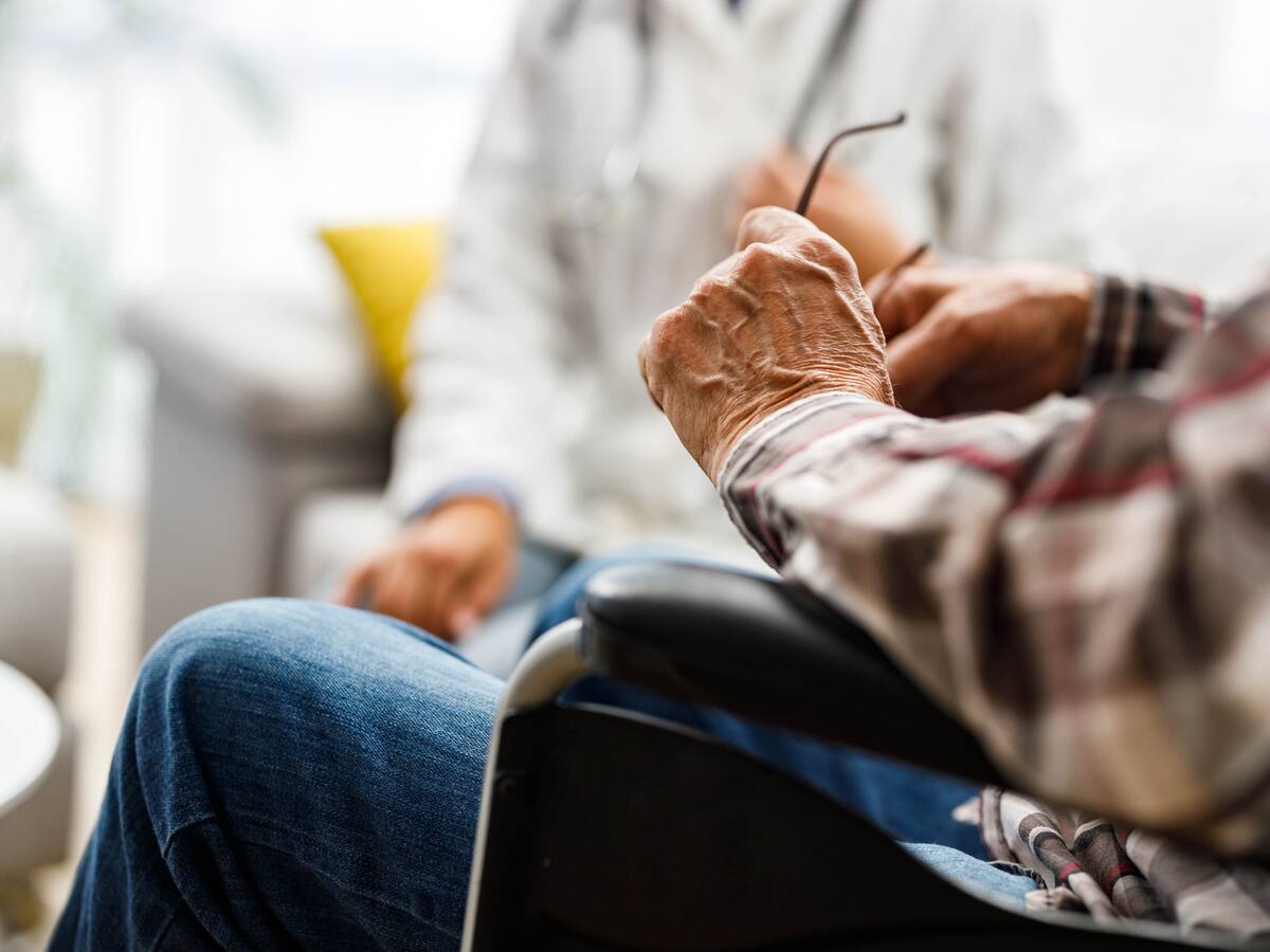 Impresionante: así funciona el implante que permitió caminar a un paciente de Parkinson