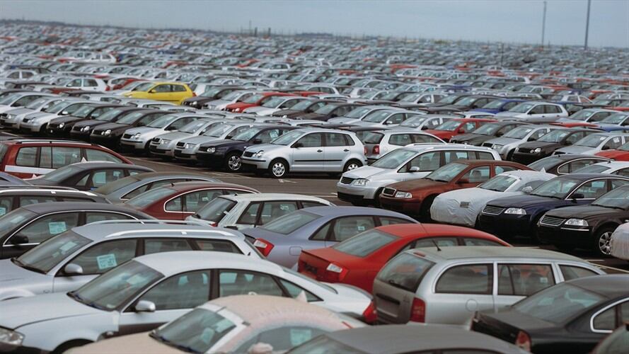 Hombre levantó con sus manos auto mal estacionado. Foto: Getty Images