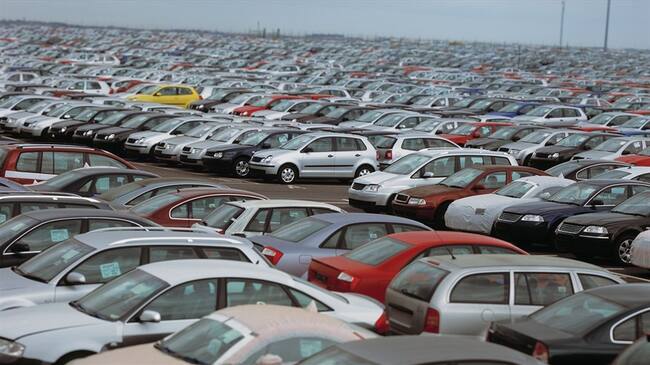 Hombre levantó con sus manos auto mal estacionado. Foto: Getty Images