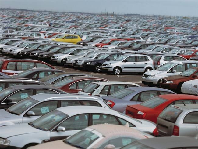 Hombre levantó con sus manos auto mal estacionado. Foto: Getty Images