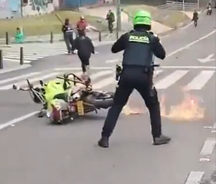 Encapuchados prendieron fuego a dos motocicletas de la Policía en Bogotá. Foto: captura de pantalla.