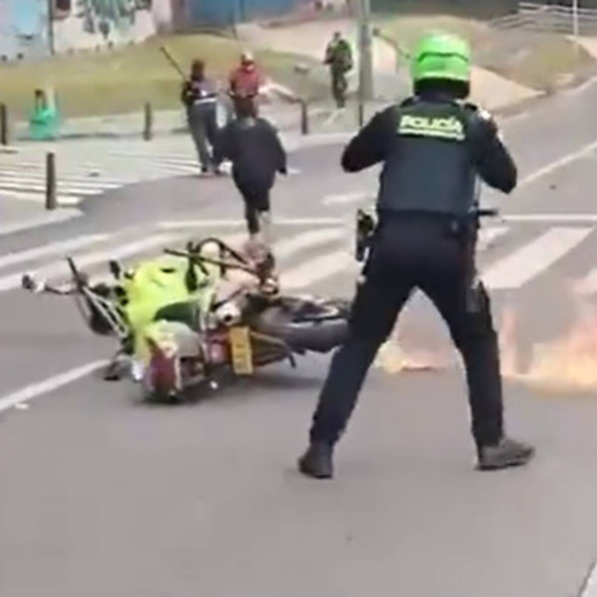 Video: encapuchados prendieron fuego a dos motocicletas de la Policía en Bogotá