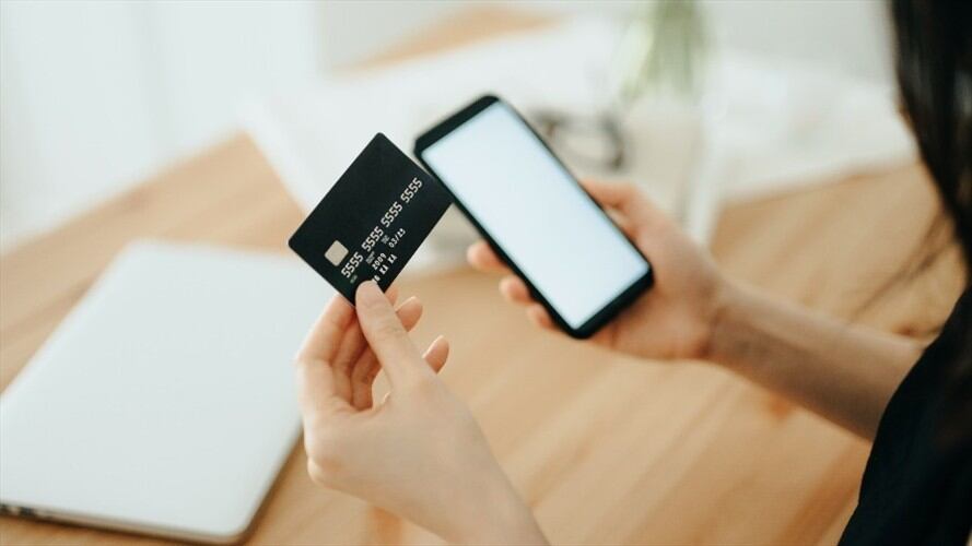 Foto de referencia de una persona haciendo un pago electrónico. Foto: Getty Images/d3sign