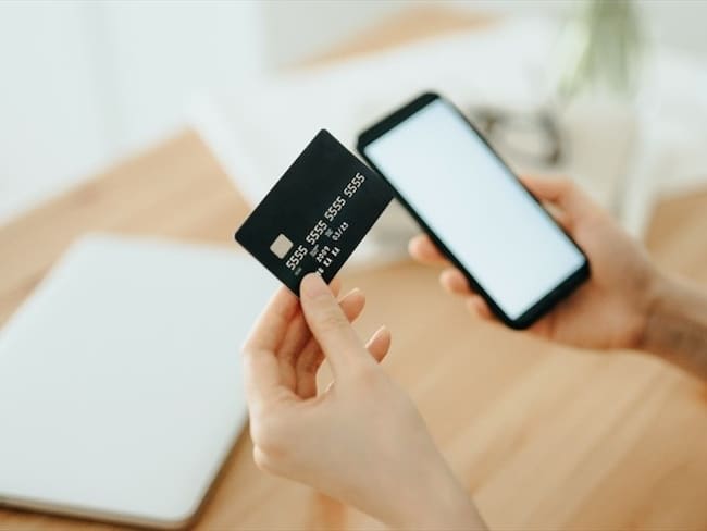 Foto de referencia de una persona haciendo un pago electrónico. Foto: Getty Images/d3sign