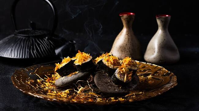 Félix Jiménez, chef líder de Kiro Sushi y estrella michelin, explicó cómo se debe hacer un buen rollo de sushi.. Foto: Cortesía