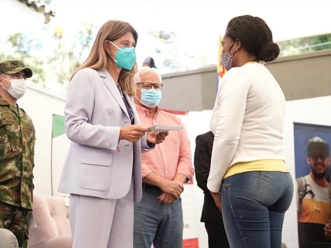 Las mujeres y las víctimas del conflicto tendrán prioridad en la iniciativa . Foto: Vicepresidencia