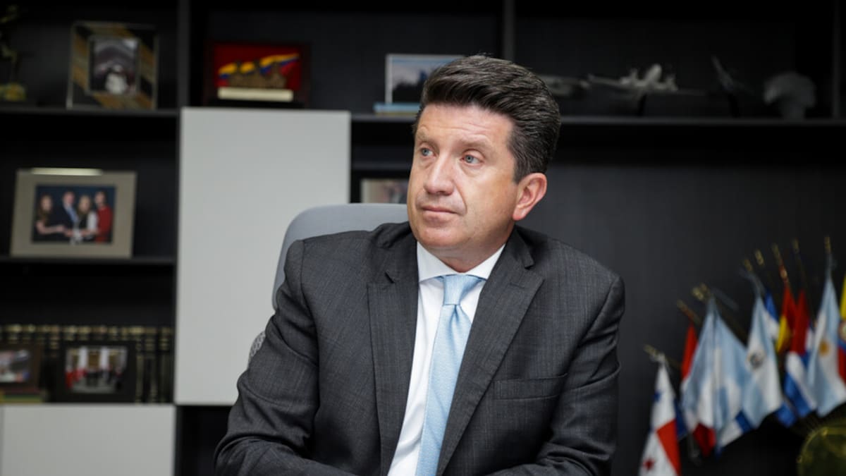 Exministro Diego Molano respondió a denuncias sobre sobornos por equipos militares