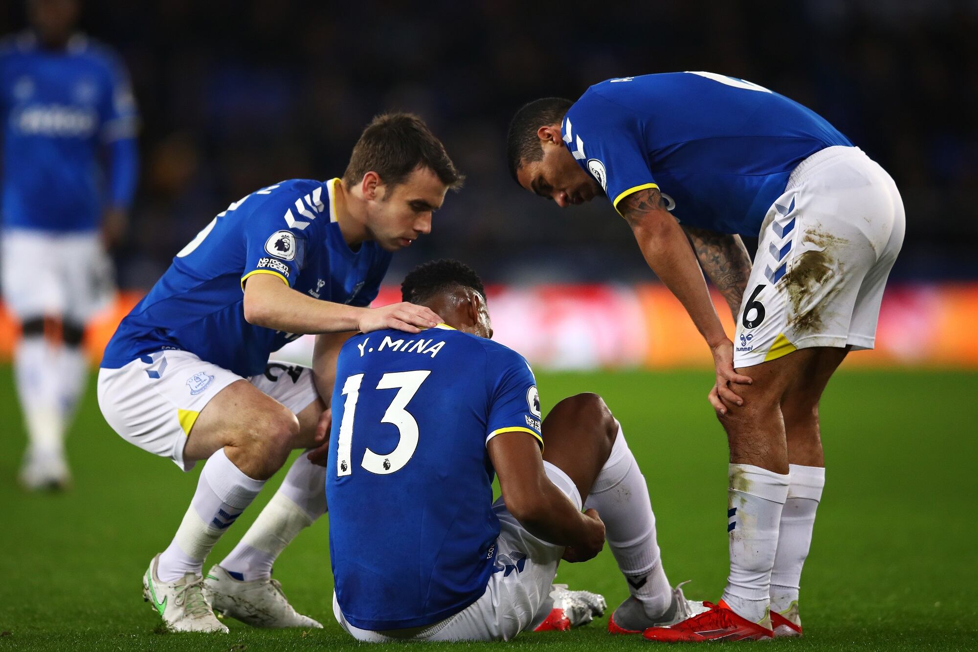 Yerry Mina se lesionó en el partido ante el Arsenal