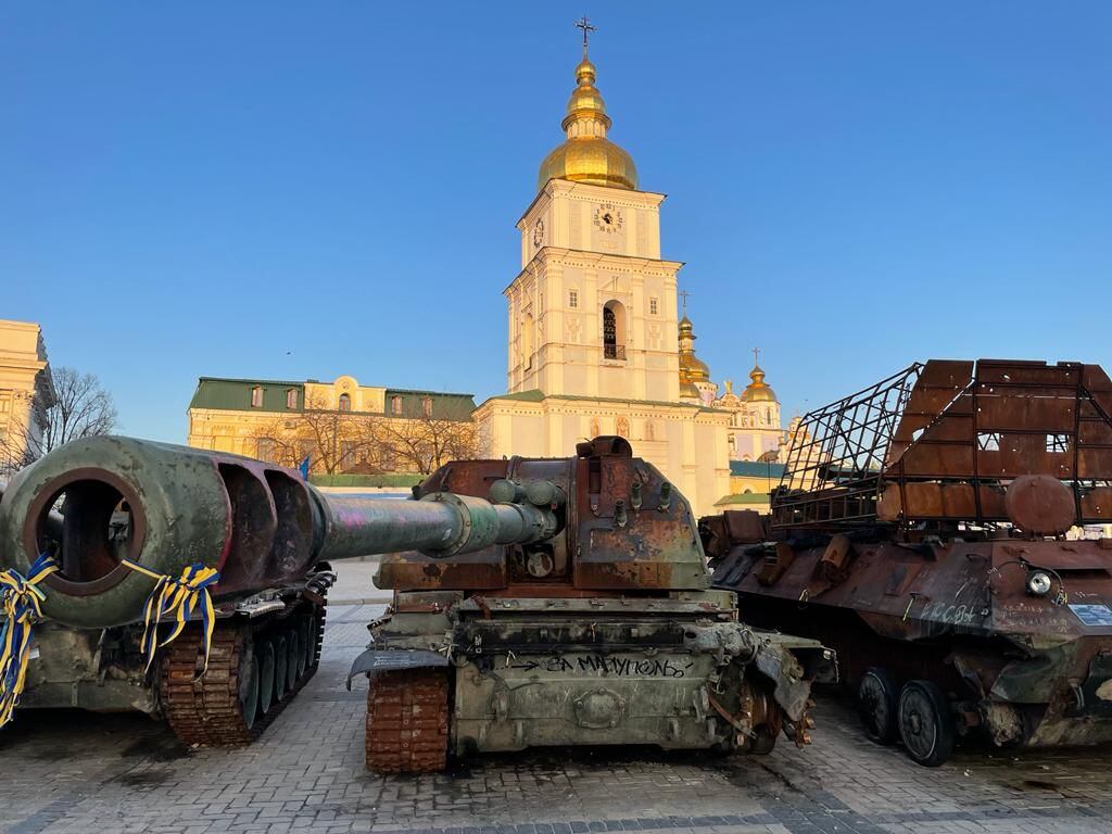 En la plaza del Monasterio de San Miguel un cementerio de tanques rusos es uno de los símbolos de Kiev