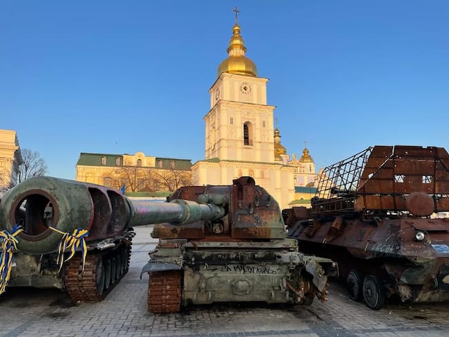En la plaza del Monasterio de San Miguel un cementerio de tanques rusos es uno de los símbolos de Kiev