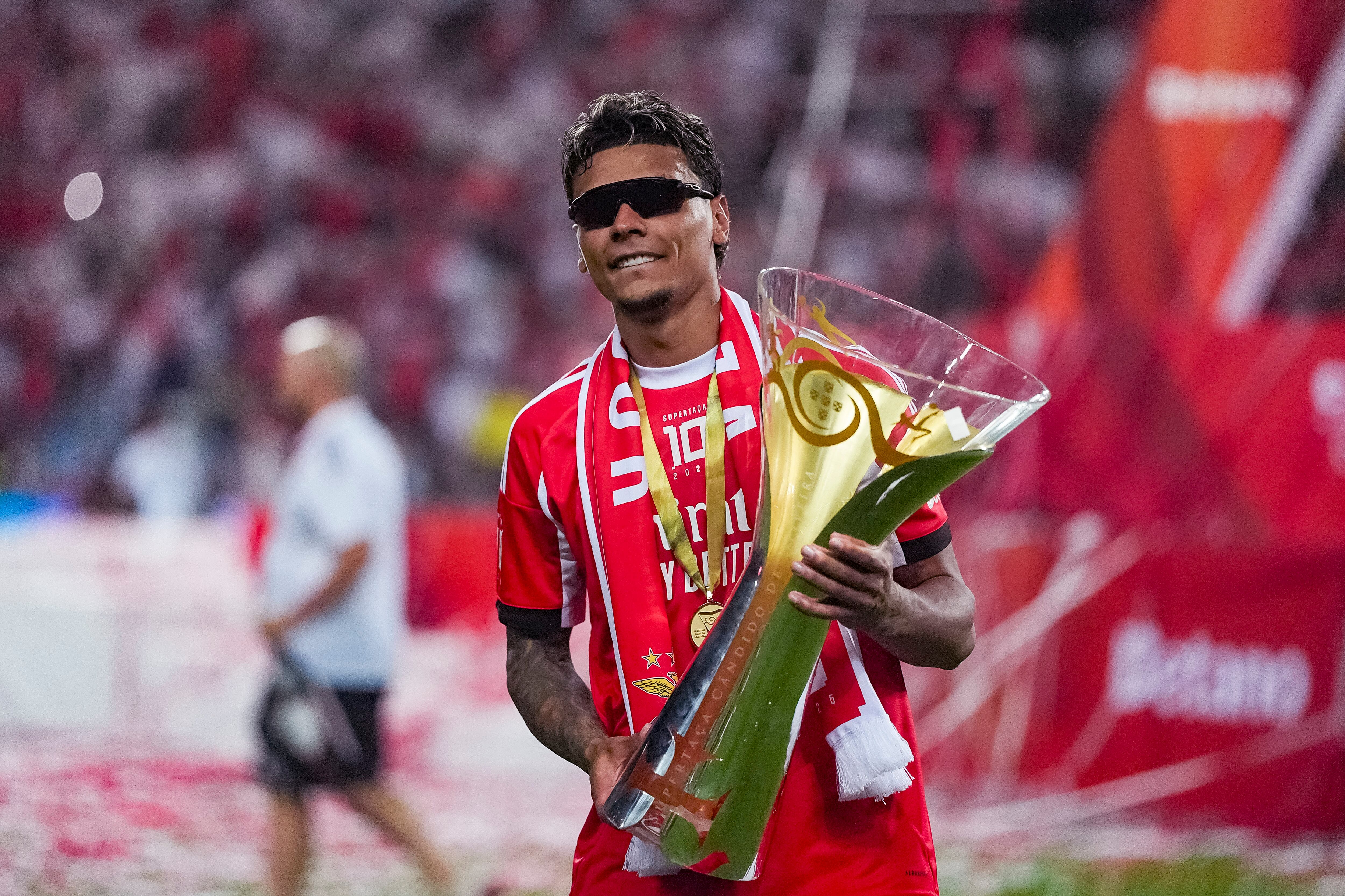 Richard Ríos, jugador del SL Benfica, celebra con el trofeo de la Supercopa de Portugal. (Foto de Pedro Loureiro/Eurasia Sport Images/Getty Images)