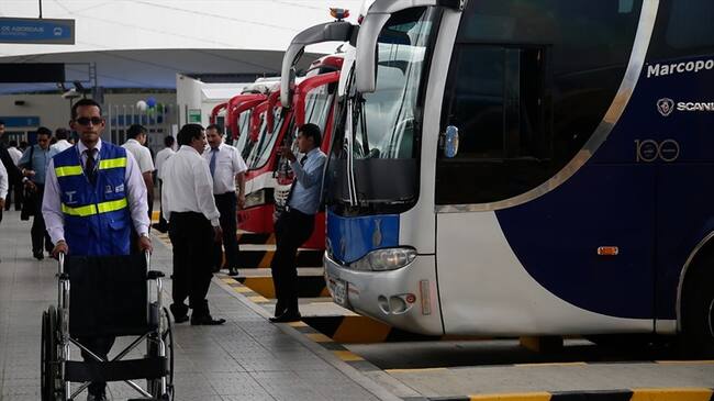 En la noche del domingo 16 de febrero hombres lanzaron un artefacto explosivo a un bus de la empresa de Libertadores. . Foto: Colprensa