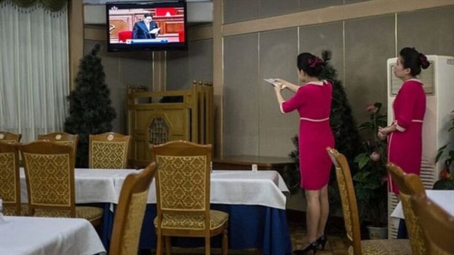 La aplicación puede utilizarse conectando a la televisión un pequeño dispositivo que permite operar la interfaz de la plataforma. . Foto: BBC Mundo