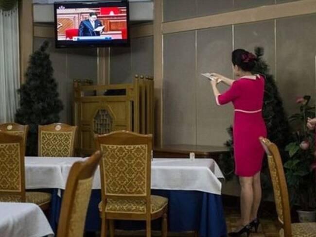 La aplicación puede utilizarse conectando a la televisión un pequeño dispositivo que permite operar la interfaz de la plataforma. . Foto: BBC Mundo