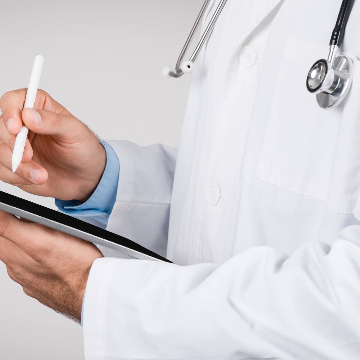 Médicos piden rectificación a Petro tras acusaciones sobre tráfico de la muerte en sistema de salud