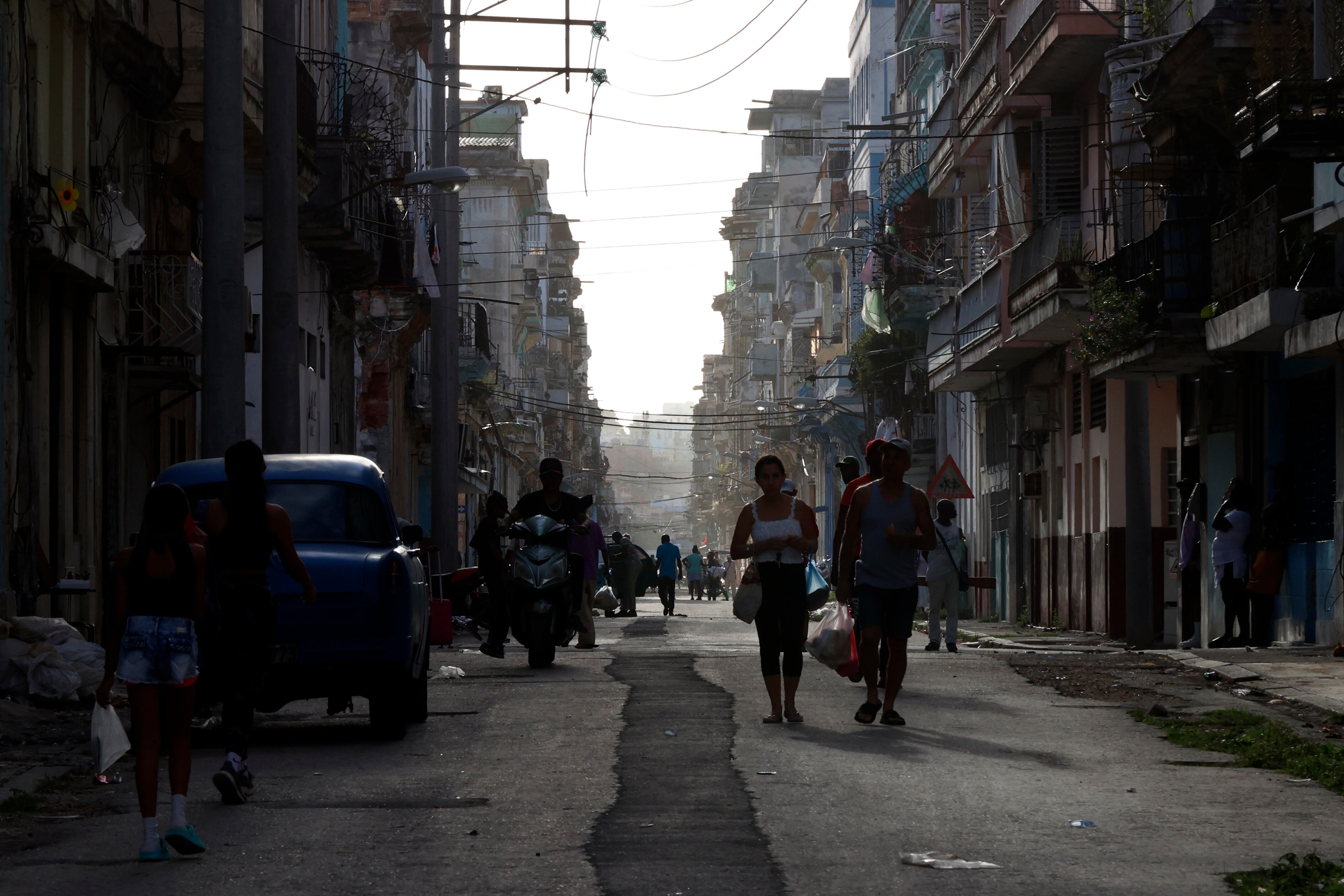 La Habana, Cuba, durante apagones masivos en el país. FOTO: EFE/ Ernesto Mastrascusa