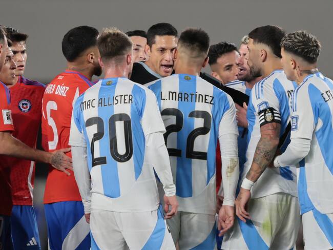 AMDEP6032. BUENOS AIRES (ARGENTINA), 05/09/2024.- Lautaro Martínez (C) de Argentina discute con el árbitro Jesús Valenzuela este jueves, en un partido de las eliminatorias sudamericana para el Mundial 2026 entre Argentina y Chile en el estadio Más Monumental en Buenos Aires (Argentina). EFE/ STR