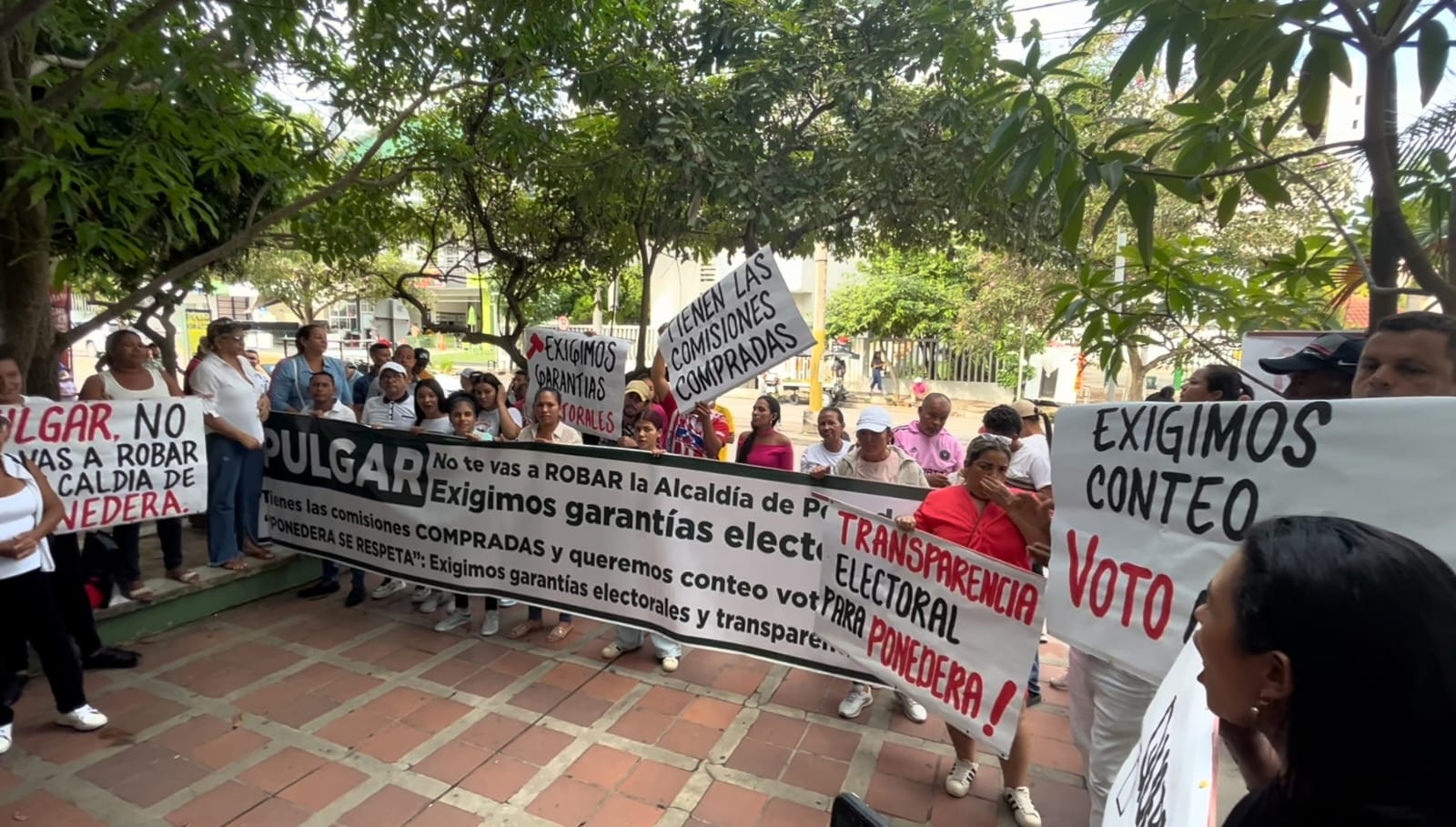 Protestas en la sede de la Registraduría en el norte de Barranquilla. Foto: WRADIO.