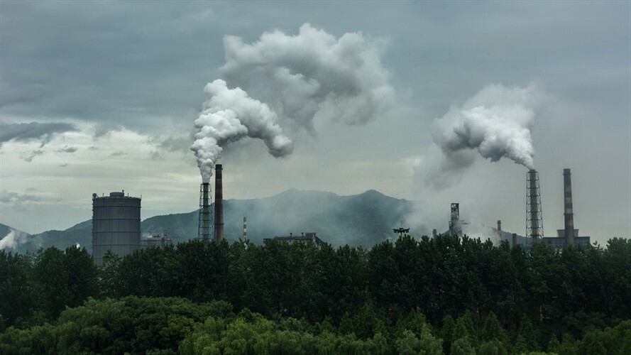 El recaudo del impuesto del carbono para el medio ambiente lo pagan, de manera obligatoria, las empresas que mueven el negocio de los combustibles. Foto: Getty Images / XIA YUAN