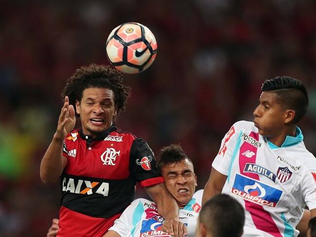 Junior no aprovechó la ventaja y perdió 2-1 contra el Flamengo. Foto: Agencia EFE
