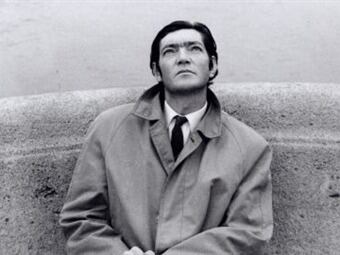 Julio Cortázar, en el Pont Neuf sobre el Sena, en París. Foto: El País.