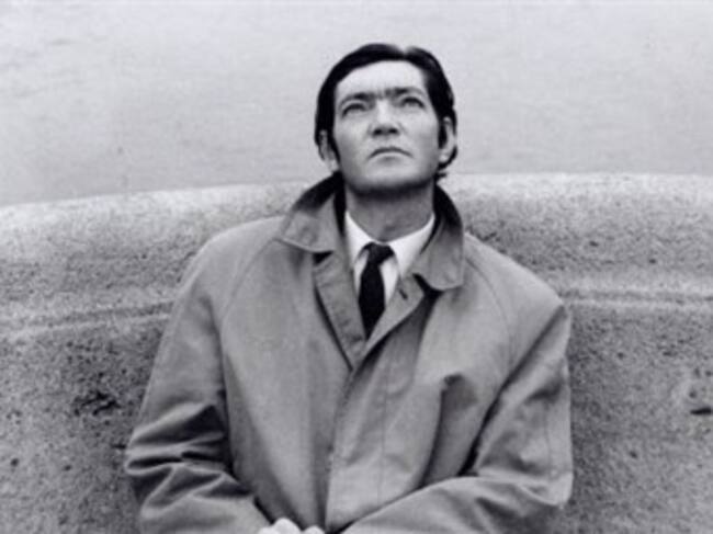 Julio Cortázar, en el Pont Neuf sobre el Sena, en París. Foto: El País.