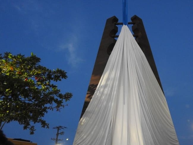 Se trata de un obelisco que pesa 7.5 toneladas y con 14.5 metros de altura que esta ubicado en Puerto Boyacá.. Foto: Cortesía