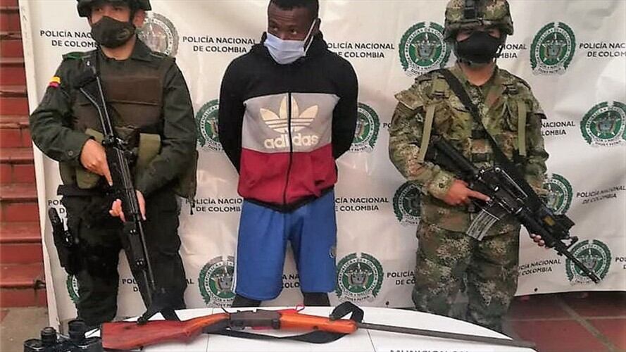 El hombre fue puesto a disposición de la Fiscalía para el proceso de judicialización . Foto: Ejército Nacional