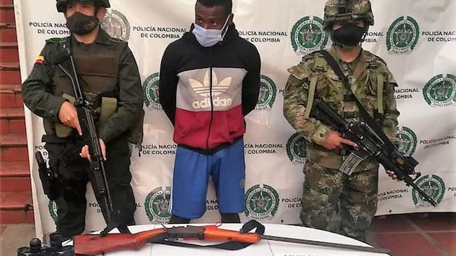 El hombre fue puesto a disposición de la Fiscalía para el proceso de judicialización . Foto: Ejército Nacional