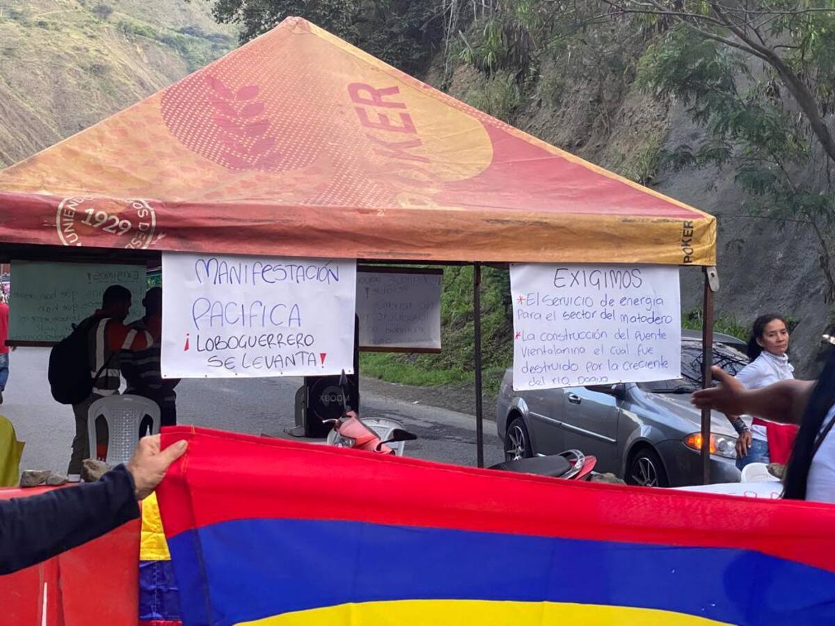 Habitantes de Loboguerrero bloquean la vía Cali - Buenaventura