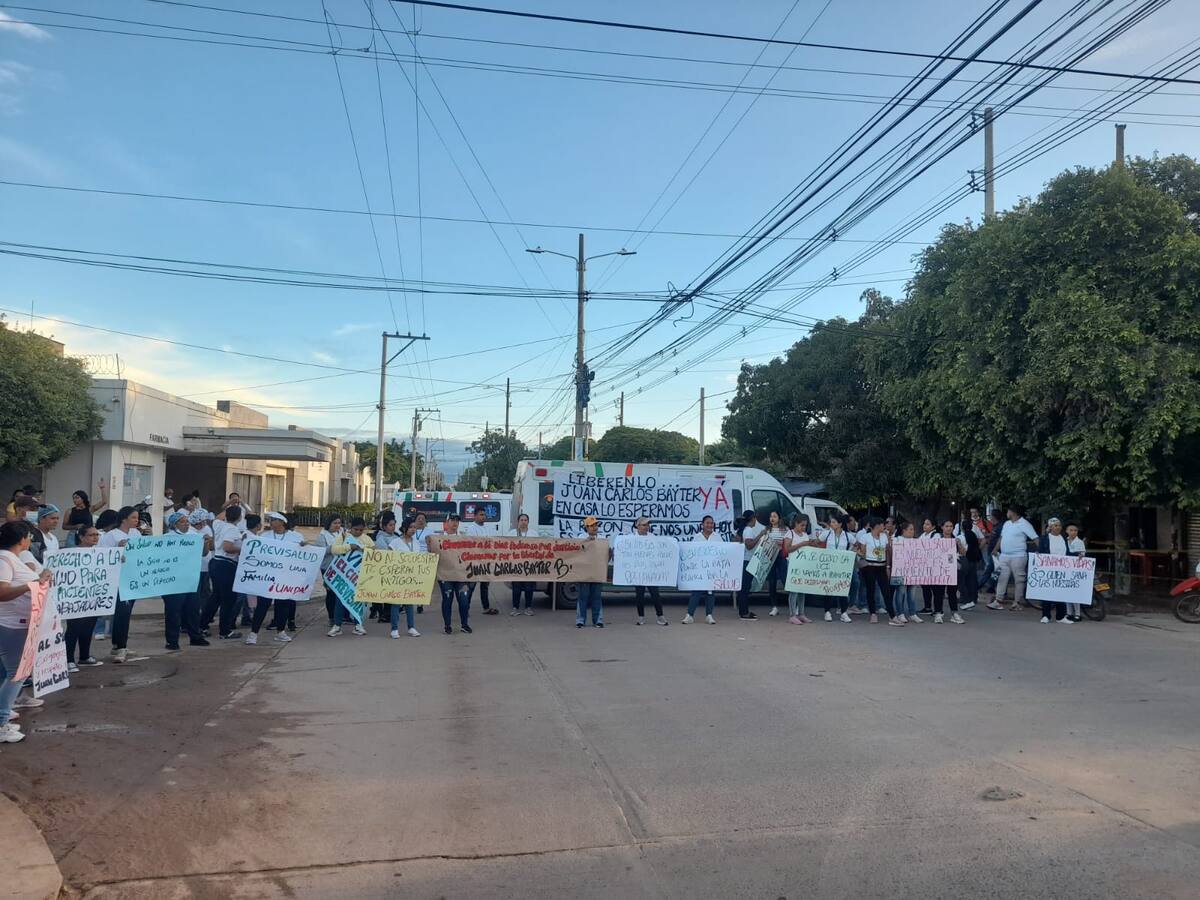 Empleados de la clínica Prevención y Salud en El Banco, Magdalena realizan plantón
