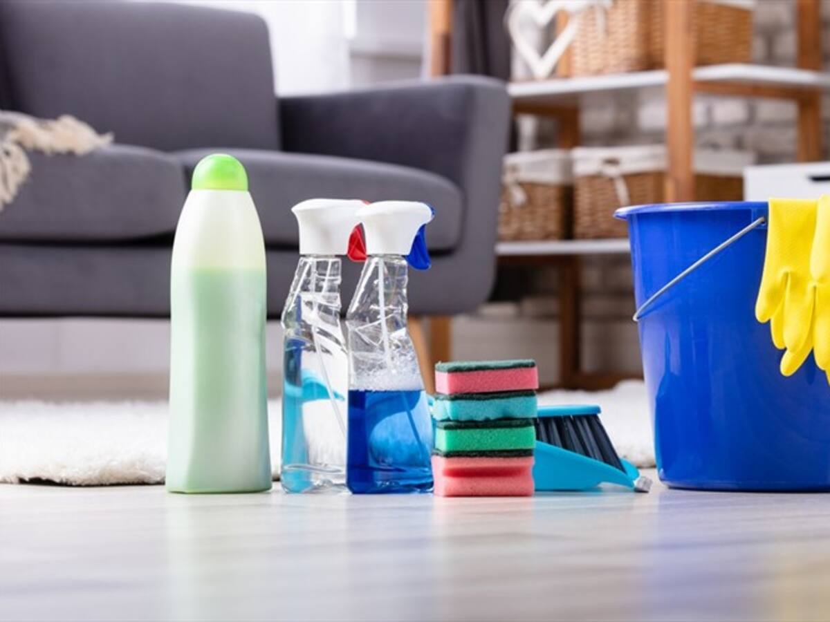 Muere mujer por mezclar dos productos de limpieza para limpiar su casa