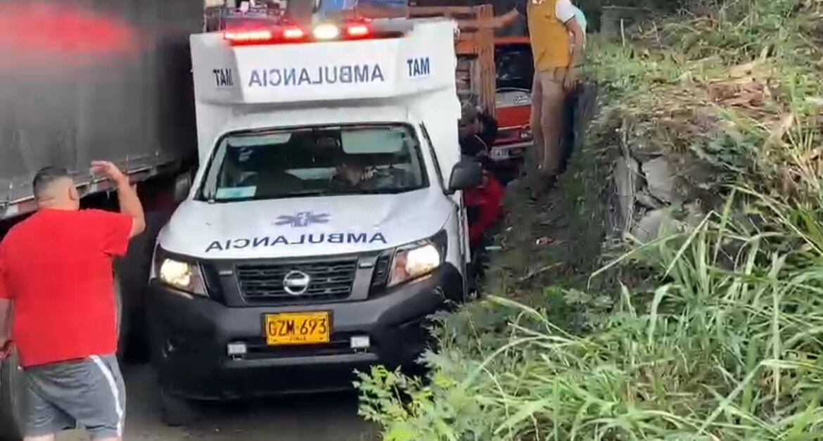 Ambulancia en bloqueo de Loboguerrero. Foto: Suministrada