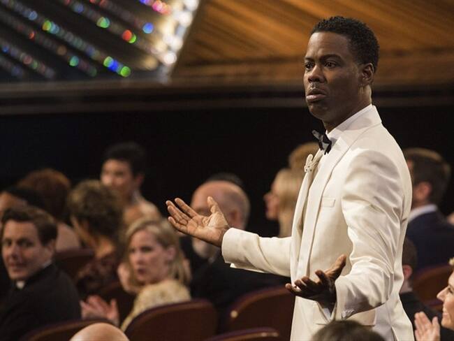 El actor Chris Rock interactua con el público mientras presenta la gala. Foto: Agencia EFE