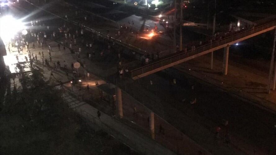 Habitantes del barrio La Paz bloquearon la Troncal del Caribe para exigir el restablecimiento del servicio de energía, con el que no contaban desde hace tres días. Foto: Seguimiento.co